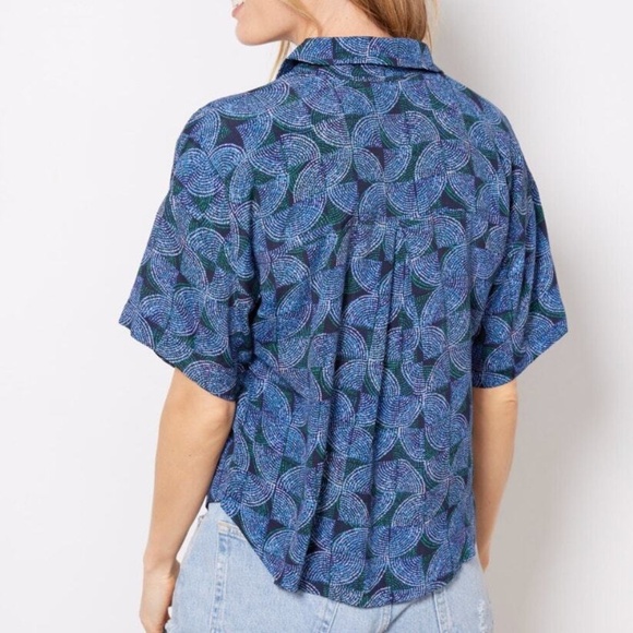 Evereve Laurena Button Down Resort Shirt - Picture 2 of 8